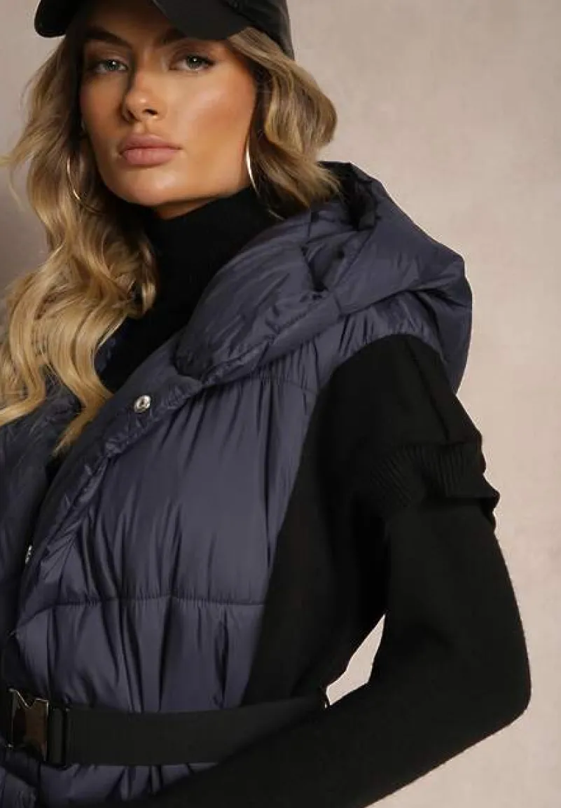 Granatowa Długa Kamizelka z Pikowanego Materiału o Kopertowym Kroju z Kapturem i Paskiem Nerietta