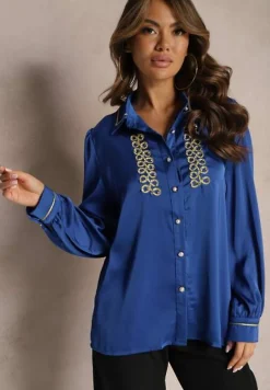 Granatowa Koszula Satynowa z Cyrkoniami i Perełkami oraz Kołnierzykiem Dokeria