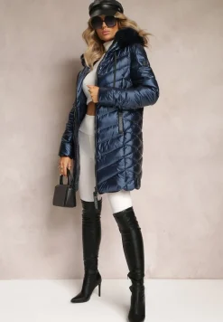 Granatowa Ocieplona Kurtka Pikowana z Kapturem i Futrzanym Kołnierzem Varella