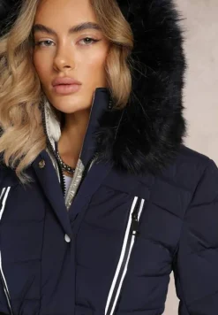 Granatowa Pikowana Kurtka z Paskiem i Kapturem z Futerkiem Biomere