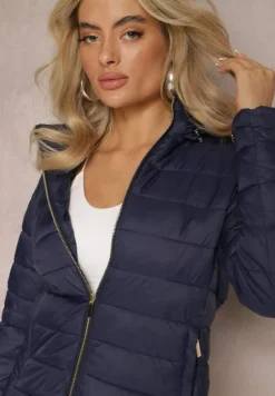 Granatowa Przejściowa Kurtka z Odpinanym Kapturem i Pikowaniem Okluma