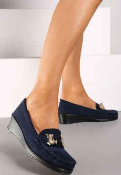 Granatowe Półbuty na Koturnie w Stylu Mokasynów Wykończone Metaliczną Aplikacją Navisaria