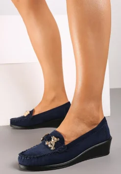 Granatowe Półbuty na Koturnie w Stylu Mokasynów Wykończone Metaliczną Aplikacją Navisaria