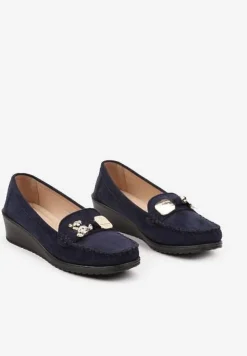 Granatowe Półbuty na Koturnie w Stylu Mokasynów Wykończone Metaliczną Aplikacją Navisaria