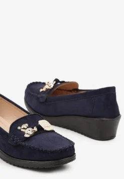 Granatowe Półbuty na Koturnie w Stylu Mokasynów Wykończone Metaliczną Aplikacją Navisaria