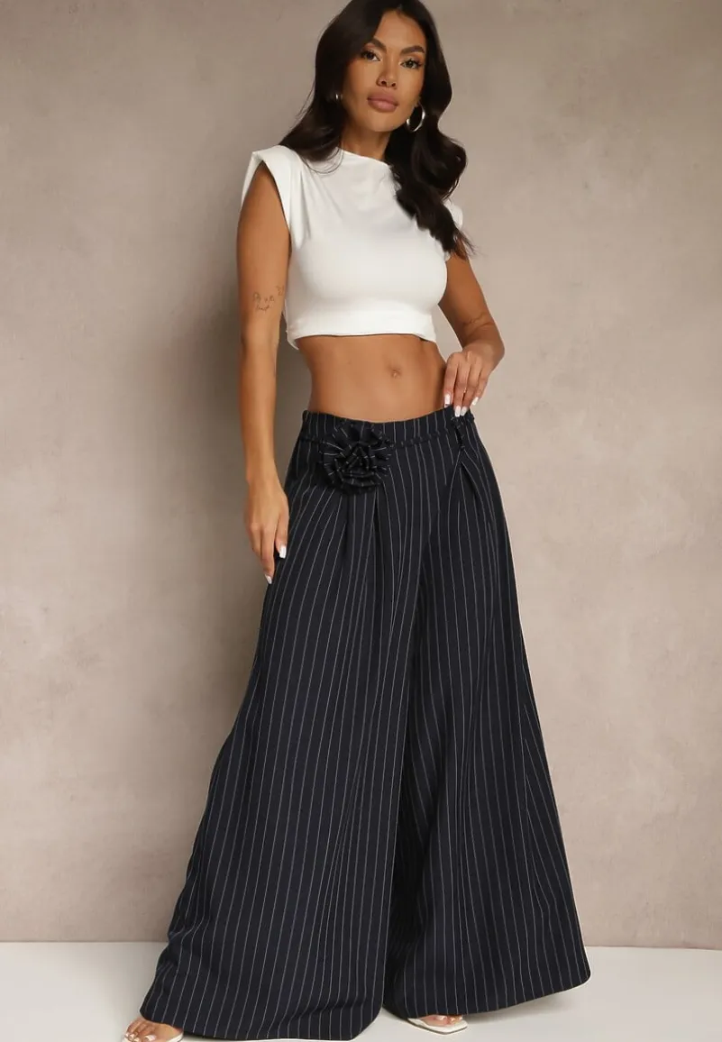 Granatowe Spodnie Palazzo High Waist Ozdobione Broszką Kwiatem Folassea