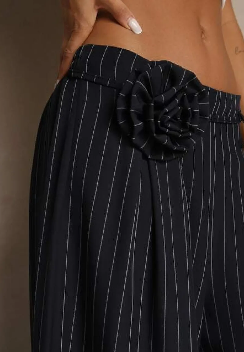Granatowe Spodnie Palazzo High Waist Ozdobione Broszką Kwiatem Folassea