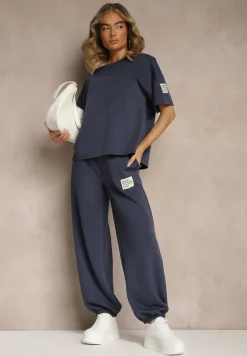 Granatowy Komplet Dresowy z Wiskozą T-shirt i Joggery Zdobione Naszywkami Idareia