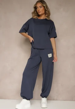 Granatowy Komplet Dresowy z Wiskozą T-shirt i Joggery Zdobione Naszywkami Idareia