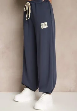 Granatowy Komplet Dresowy z Wiskozą T-shirt i Joggery Zdobione Naszywkami Idareia