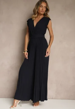 Granatowy Kopertowy Kombinezon Wide Leg Zdobiony Plisami i Paskiem z Klamrą Salirella