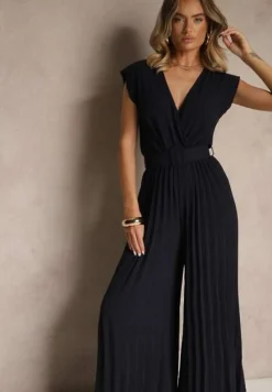 Granatowy Kopertowy Kombinezon Wide Leg Zdobiony Plisami i Paskiem z Klamrą Salirella