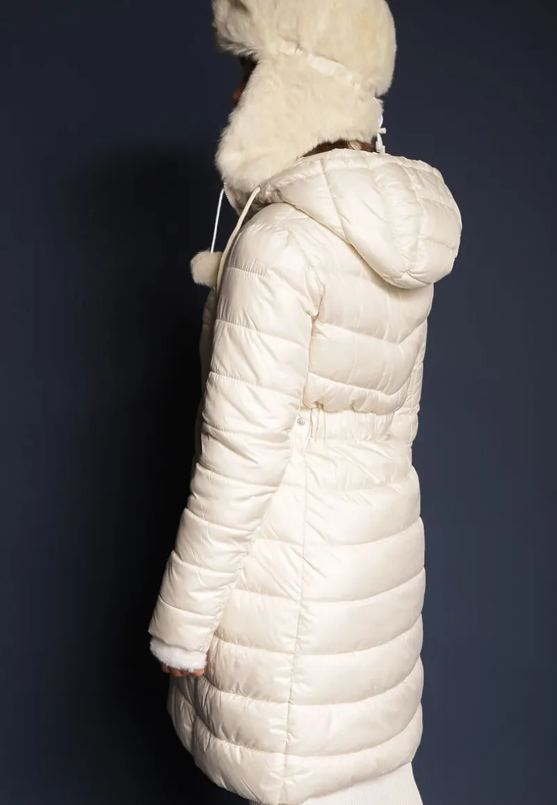 Jasnobeżowa Długa Kurtka z Kapturem i Dwustronnym Suwakiem Zdobiona Pikowaniem Sanvela