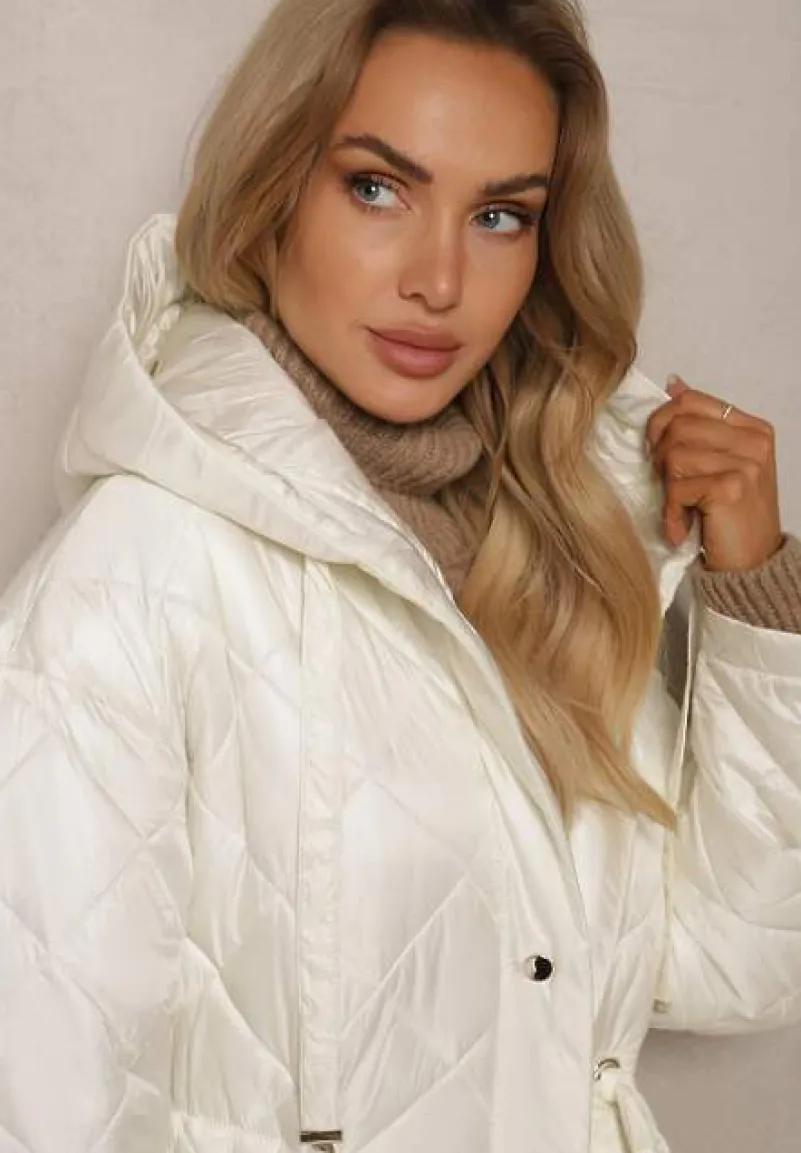 Jasnobeżowa Długa Kurtka z Kapturem i Paskiem w Talii Zdobiona Pikowanymi Przeszyciami Nikilya