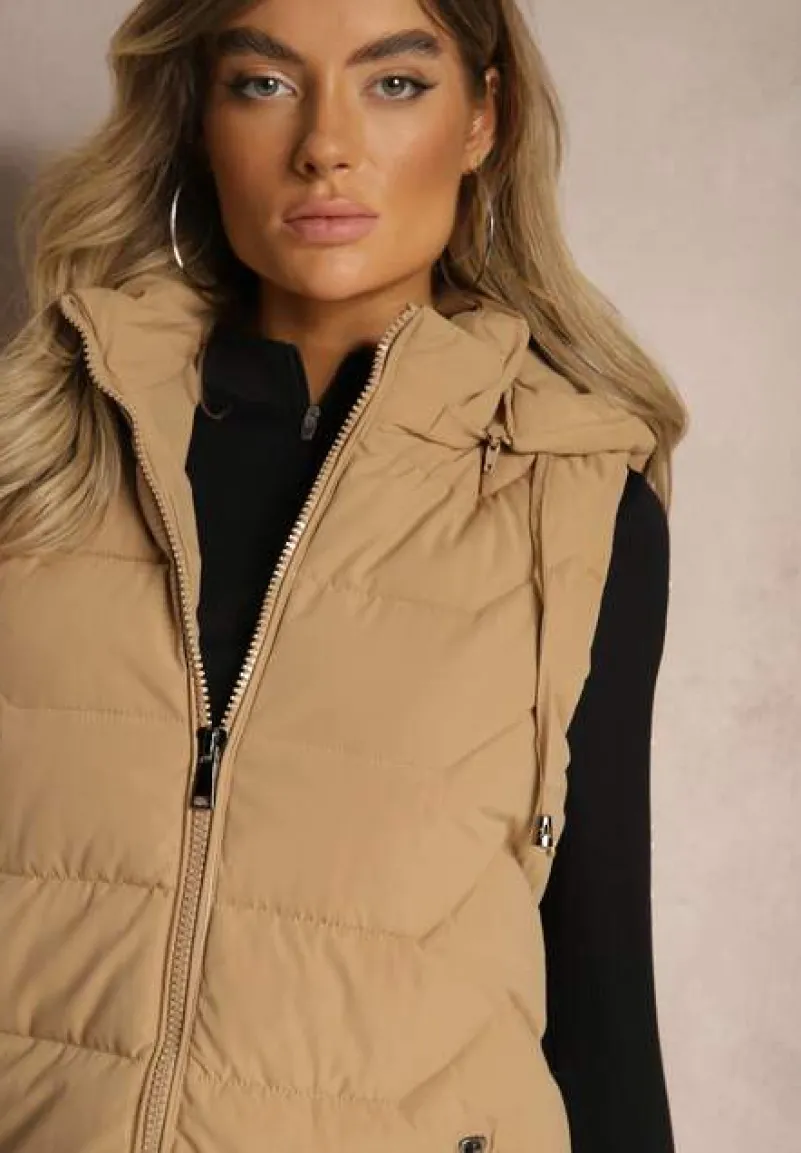 Jasnobeżowa Kamizelka Pikowana Zapinana na Suwak Ozdobiona Kapturem i Sznurkami Finaria