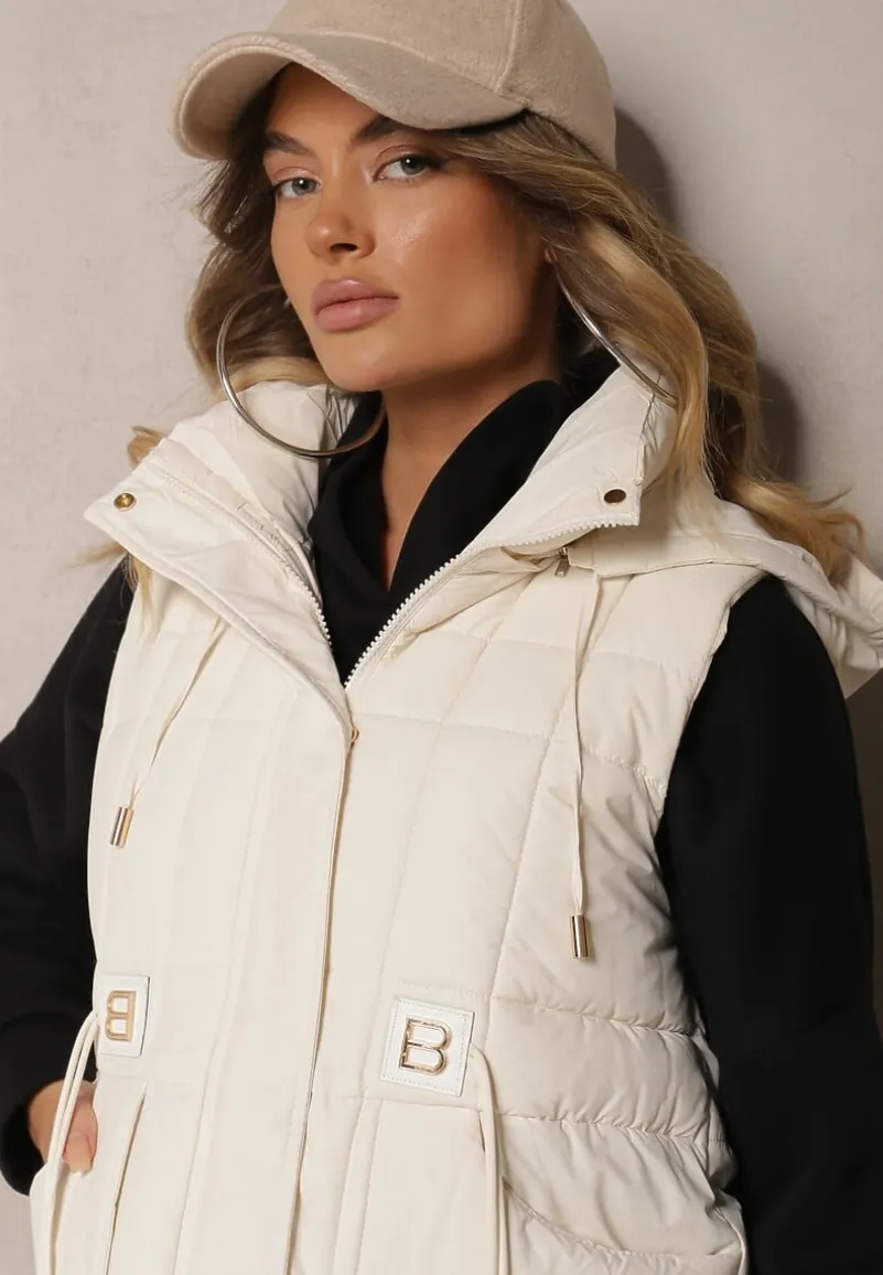 Jasnobeżowa Kamizelka z Odpinanym Kapturem Ozdobiona Pikowaniem i Metalicznymi Dodatkami Sinthella