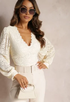 Jasnobeżowa Koronkowa Bluzka o Krótkim Fasonie z Mankietami Skylame