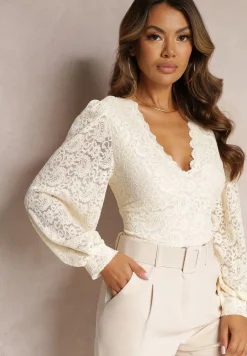 Jasnobeżowa Koronkowa Bluzka o Krótkim Fasonie z Mankietami Skylame