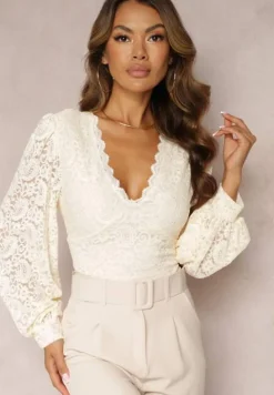 Jasnobeżowa Koronkowa Bluzka o Krótkim Fasonie z Mankietami Skylame