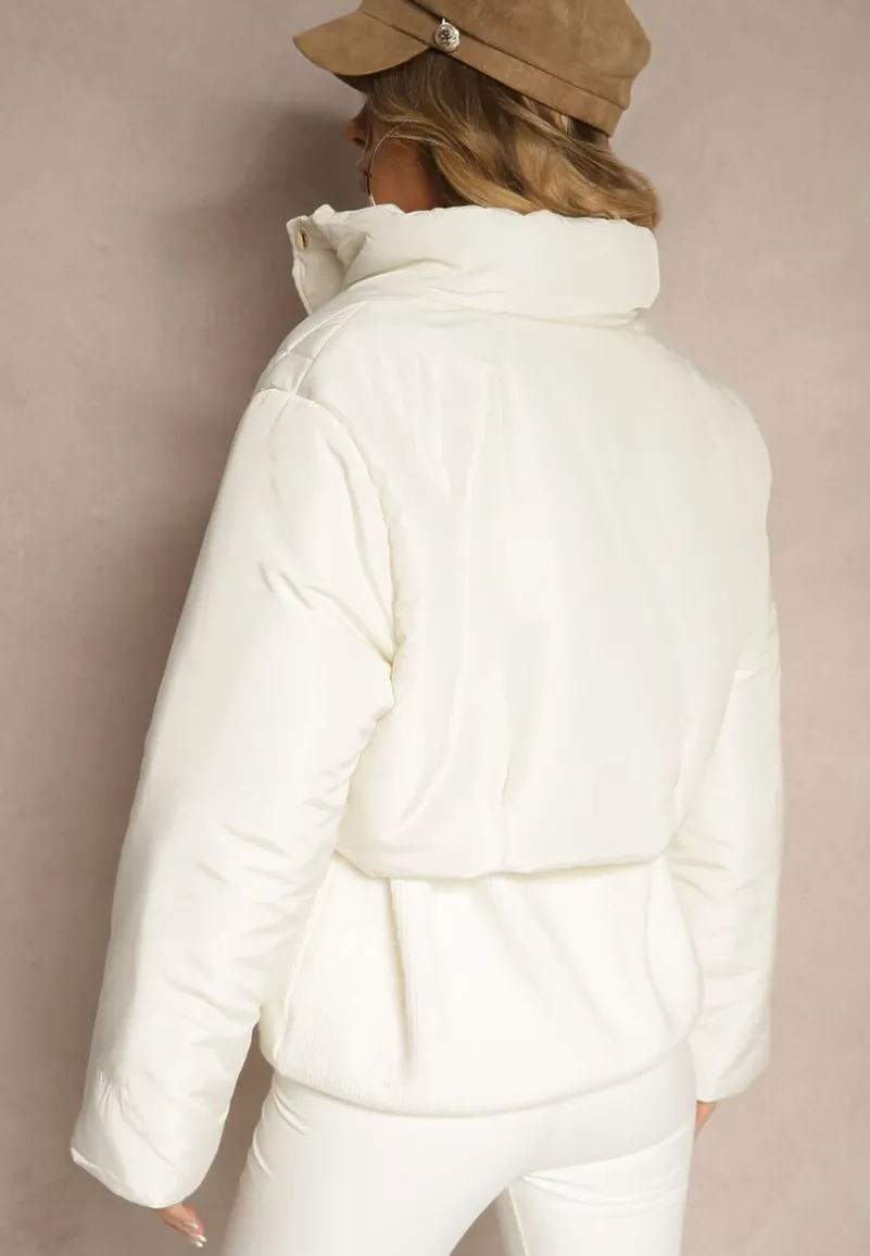 Jasnobeżowa Krótka Kurtka Puffer ze Stójką i Pikowanymi Przeszyciami Ozdobiona Napami Zinovira