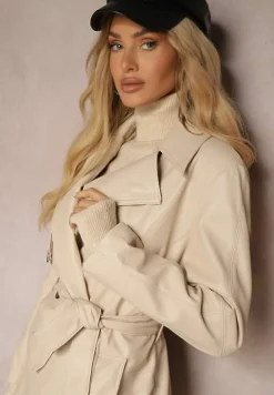 Jasnobeżowa Kurtka Płaszcz z Paskiem w Pasie o Taliowanym Kroju z Ekoskóry Walania