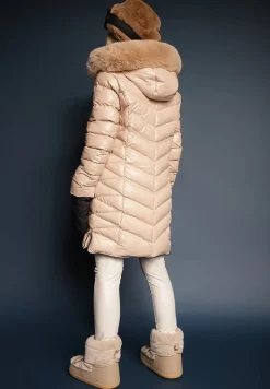 Jasnobeżowa Kurtka z Kapturem z Futrem z Możliwością Odpięcia Zdobiona Pikowaniem Ennithra