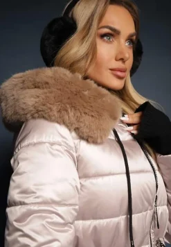 Jasnobeżowa Kurtka z Pikowanymi Przeszyciami Ściągaczem w Talii i Kapturem z Odpinanym Futrem Ravalin