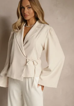 Jasnobeżowa Marynarka z Rozszerzanymi Rękawami Zdobiona Wiązaniem z Boku Sanivera