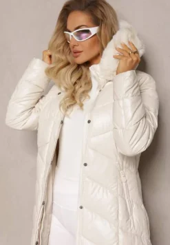 Jasnobeżowa Pikowana Kurtka z Odpinanym Kapturem i Ozdobnym Futerkiem Ainoa