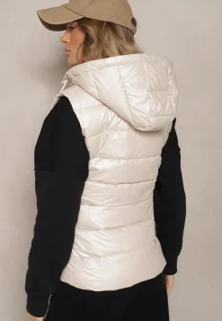 Jasnobeżowa Taliowana Kamizelka z Pikowanymi Przeszyciami Kieszeniami i Odpinanym Kapturem Ravarielis