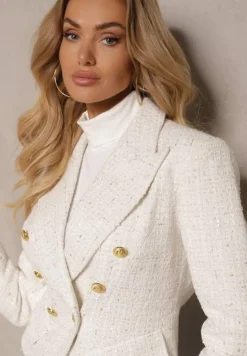 Jasnobeżowa Taliowana Marynarka z Ozdobnymi Guzikami i Usztywnieniem w Ramionach Azinnara