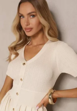 Jasnobeżowa Wiskozowa Sukienka Rozkloszowana Zdobiona Guzikami i Plisami Alulassa