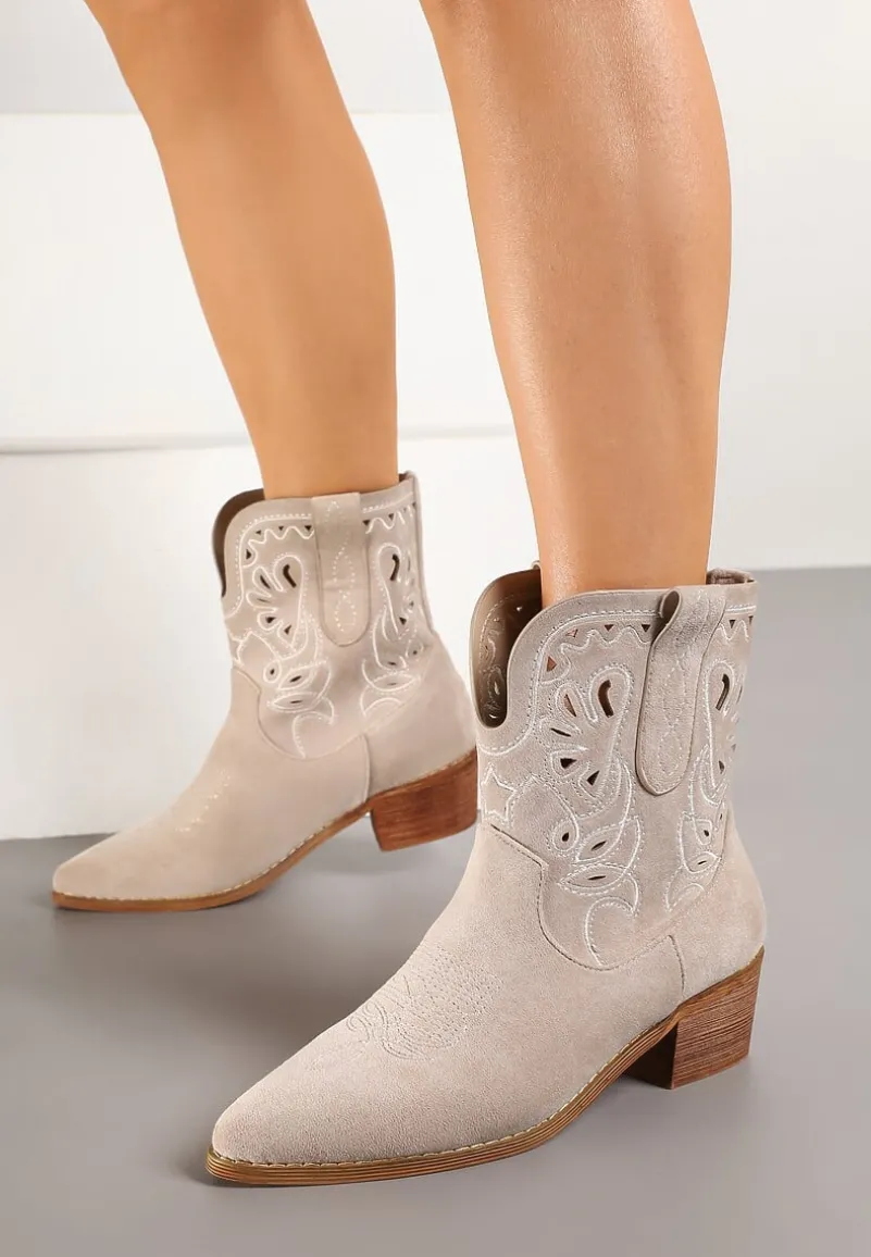Jasnobeżowe Botki Kowbojki Vices na Słupku Ozdobione Haftem Nelithen