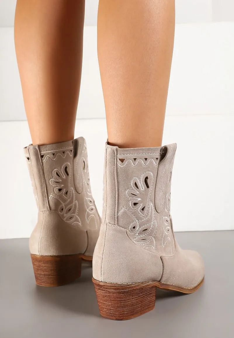 Jasnobeżowe Botki Kowbojki Vices na Słupku Ozdobione Haftem Nelithen