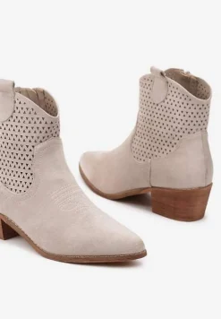 Jasnobeżowe Botki Kowbojki Vices na Słupku z Ażurową Cholewką Elfedi