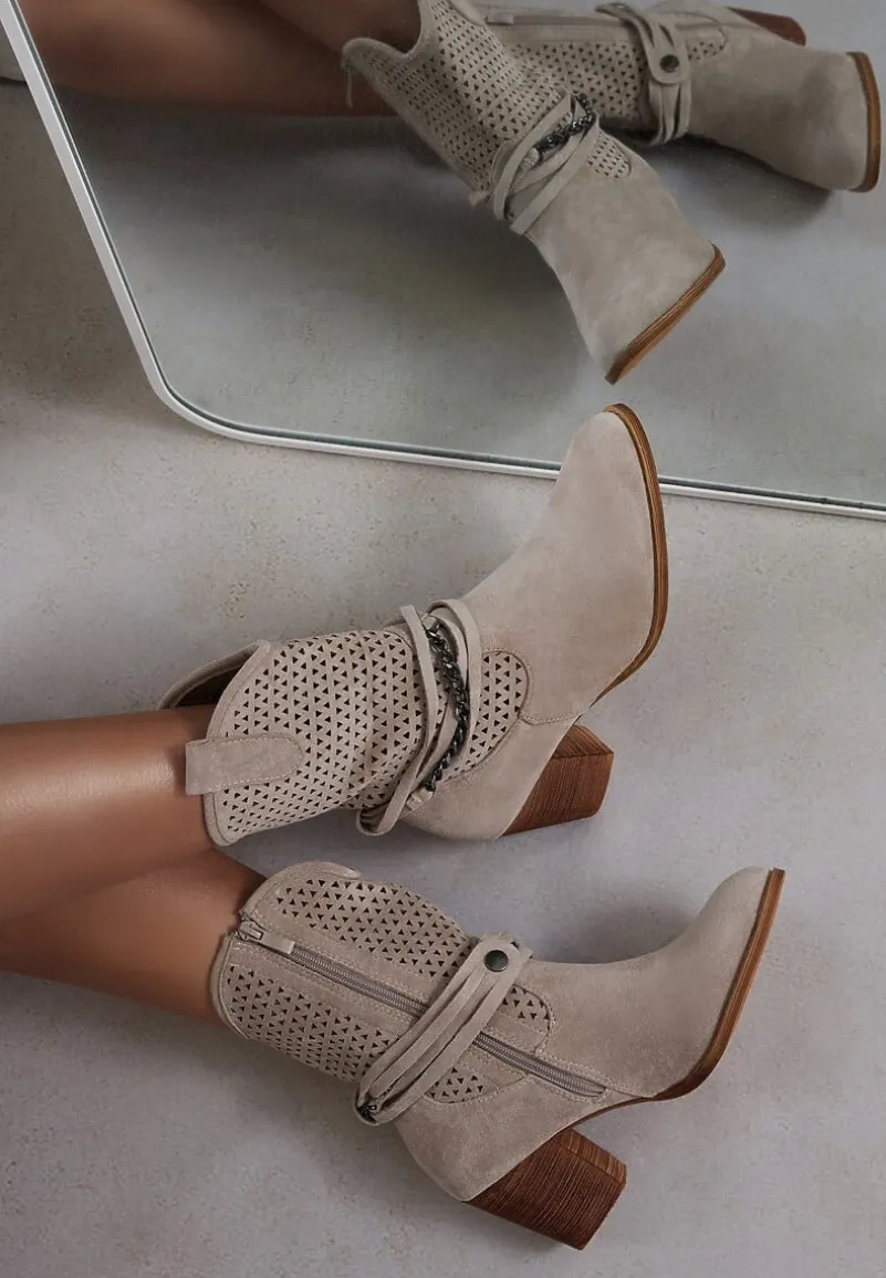 Jasnobeżowe Botki Vices na Słupku w Stylu Kowbojek z Ażurową Cholewką i Paskami Tulifedi