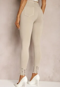 Jasnobeżowe Dopasowane Jeansy z Postrzępioną Nogawką Harthi