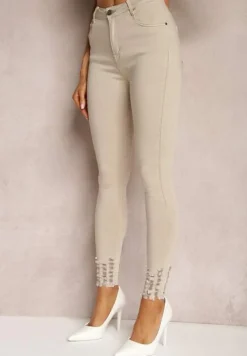 Jasnobeżowe Dopasowane Jeansy z Postrzępioną Nogawką Harthi