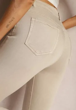 Jasnobeżowe Dopasowane Jeansy z Postrzępioną Nogawką Harthi