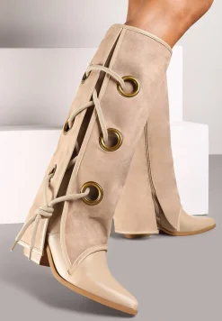 Jasnobeżowe Kozaki z Wywiniętą Cholewką z Oczkami Kaletniczymi i Wiązaniem Nariassa