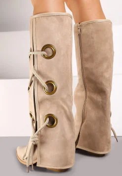 Jasnobeżowe Kozaki z Wywiniętą Cholewką z Oczkami Kaletniczymi i Wiązaniem Nariassa