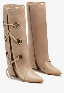 Jasnobeżowe Kozaki z Wywiniętą Cholewką z Oczkami Kaletniczymi i Wiązaniem Nariassa