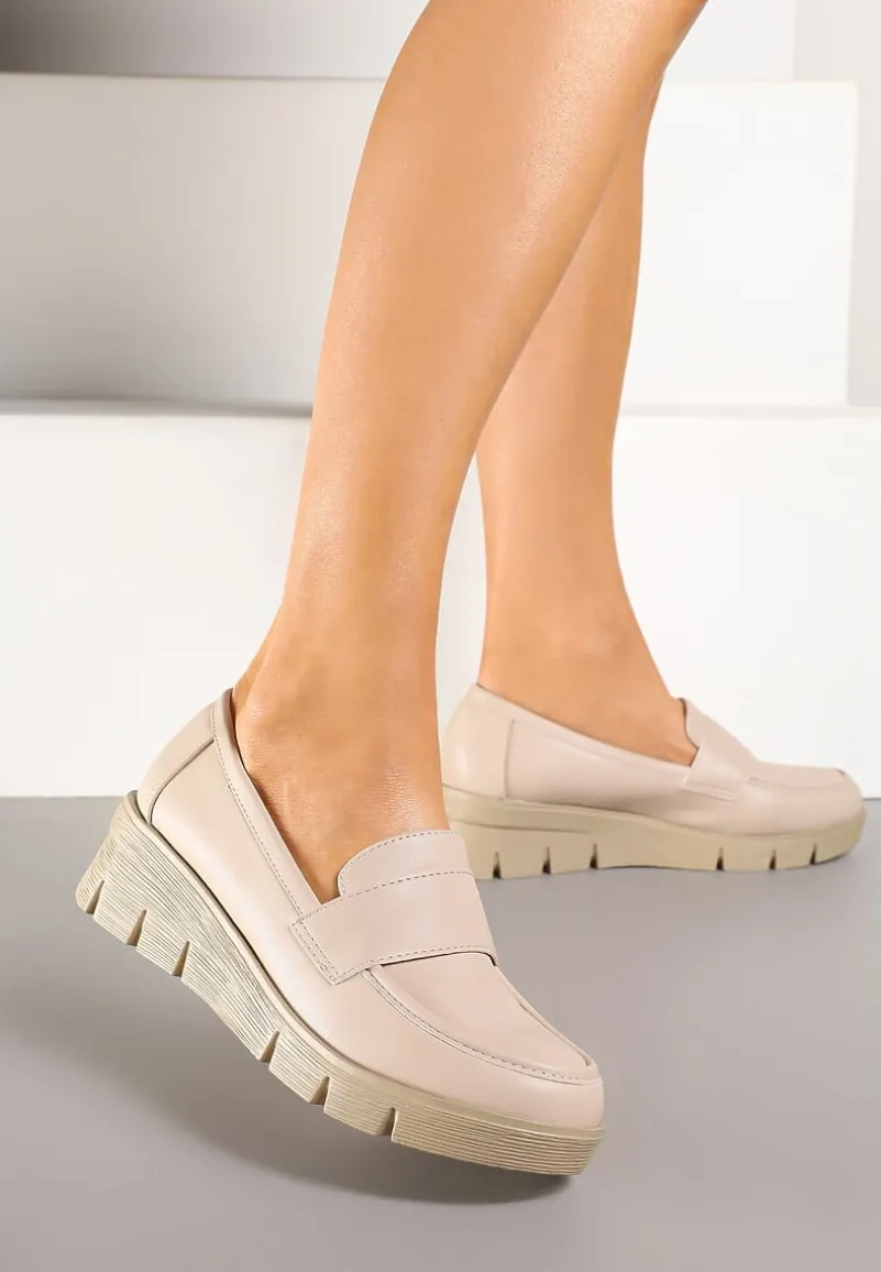 Jasnobeżowe Półbuty Mokasyny na Koturnie z Wkładką ze Skóry Naturalnej Ozdobione Paskiem Zorvia