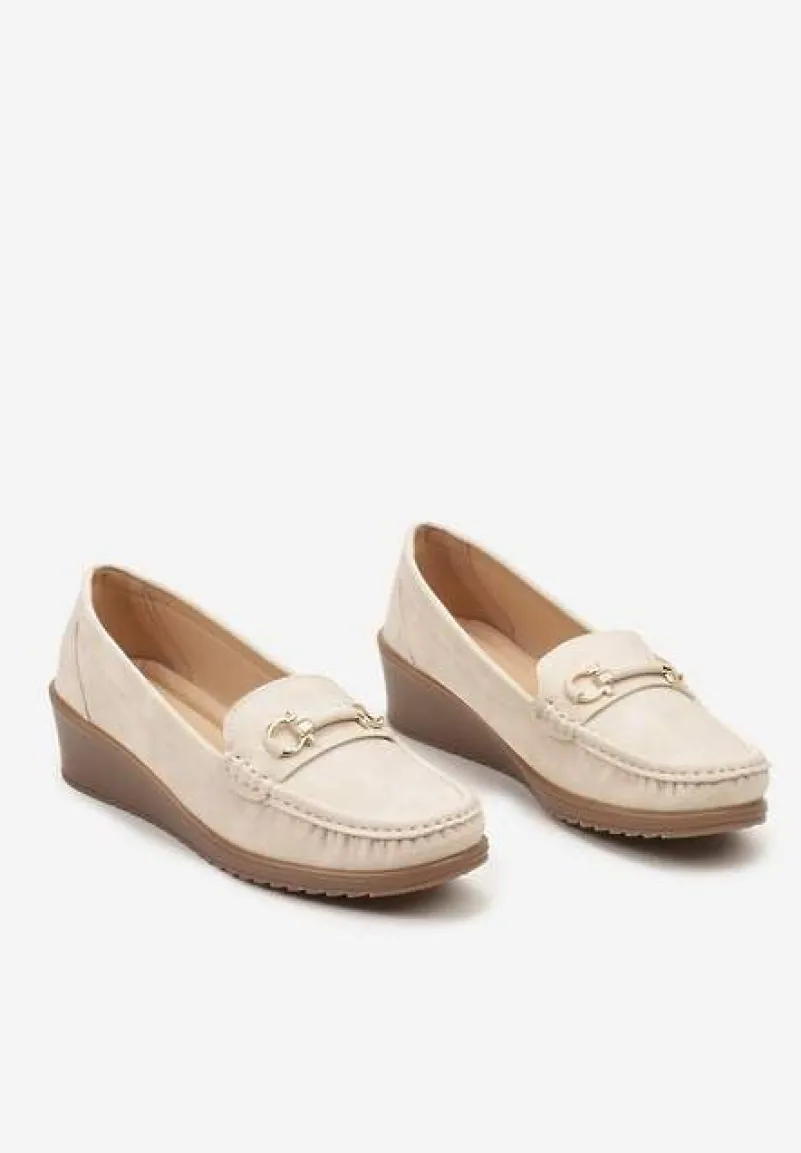 Jasnobeżowe Półbuty Mokasyny na Koturnie z Metaliczną Ozdobą Dalisha