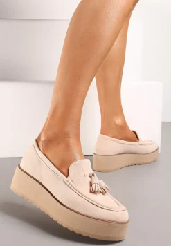 Jasnobeżowe Półbuty na Niskiej Platformie z Przeszyciami i Ozdobnymi Chwostami Hiela