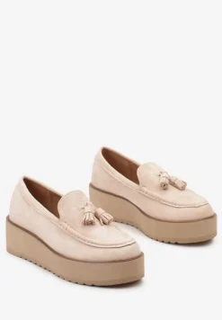 Jasnobeżowe Półbuty na Niskiej Platformie z Przeszyciami i Ozdobnymi Chwostami Hiela