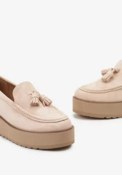 Jasnobeżowe Półbuty na Niskiej Platformie z Przeszyciami i Ozdobnymi Chwostami Hiela
