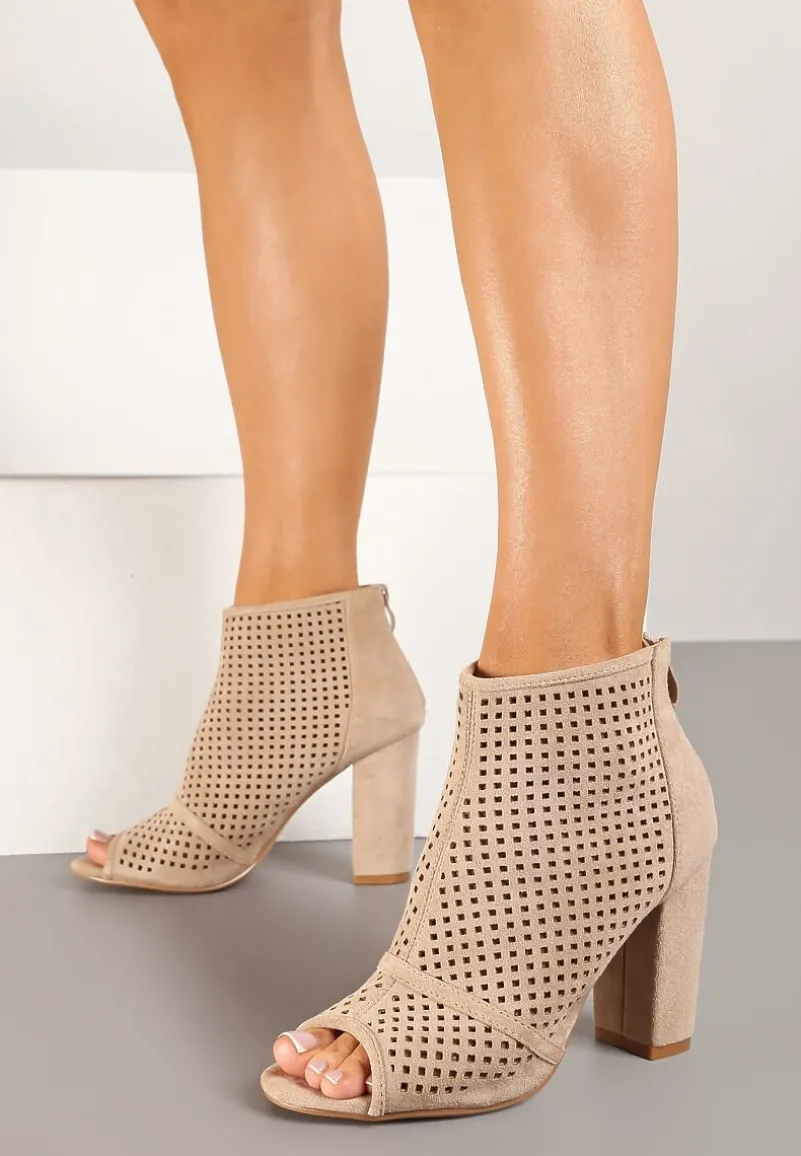 Jasnobeżowe Sandały Vices na Słupku z Ażurową Cholewką Felilina