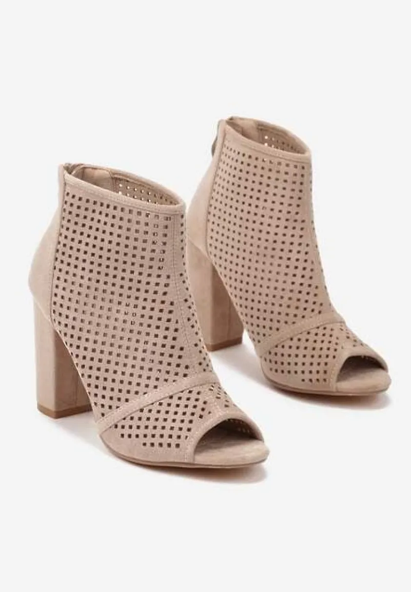 Jasnobeżowe Sandały Vices na Słupku z Ażurową Cholewką Felilina