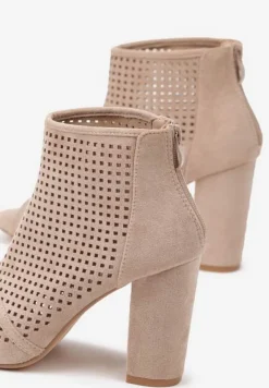 Jasnobeżowe Sandały Vices na Słupku z Ażurową Cholewką Felilina